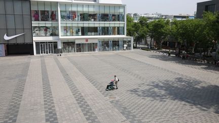 Devant un centre commercial du district&nbsp;de Chaoyang, à Pékin, le 5 mai 2022. (KOKI KATAOKA / YOMIURI / AFP)