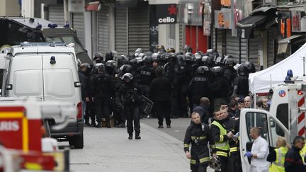 Des agents du Raid lors de l'assaut&nbsp;mené à Saint-Denis (Seine-Saint-Denis), mercredi 18 novembre 2015.&nbsp; (THIERRY MAHE / NURPHOTO / AFP)