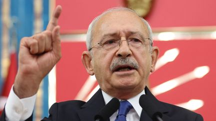 Kemal&nbsp;Kiliçdaroglu, le leader du parti CHP, lors d'un meeting à Ankara, le 4 octobre 2022. (ADEM ALTAN / AFP)