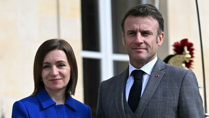 La présidente moldave Maia Sandu et le président français Emmanuel Macron devant l'Elysée à Paris, le 7 mars 2024. (BERTRAND GUAY / AFP)