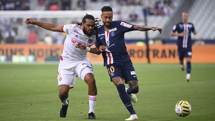 Jason Denayer (Olympique Lyonnais) et Neymar (Paris Saint-Germain) au duel en finale de la Coupe de la Ligue (FRANCK FIFE / AFP)