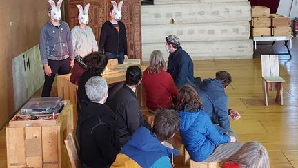 Représentation d'une troupe de théâtre clandestine dans le Gard, dimanche 14 mars 2021. (VALENTIN DUNATE / RADIOFRANCE)