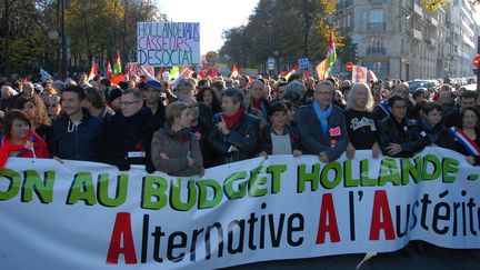 Des milliers de personnes ont d&eacute;fil&eacute; samedi 15 novembre 2015 dans plusieurs villes de France (ici &agrave; Paris) pour protester contre le projet de budget "d'aust&eacute;rit&eacute;" du gouvernement de Manuel Valls.&nbsp; (CITIZENSIDE / PATRICE PIERROT / AFP)