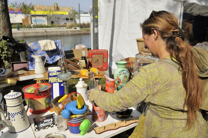 Une visiteuse sur un stand de brocante, à la grande Braderie de Lille, le 3 septembre 2017. (SOBERKA RICHARD / HEMIS.FR / HEMIS.FR)