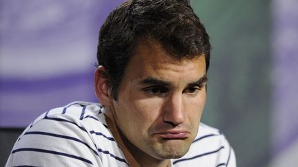 Le Suisse Roger Federer s'exprime lors d'une conf&eacute;rence de presse apr&egrave;s avoir perdu face &agrave; l'Ukrainien&nbsp;Sergiy Stakhovsky au deuxi&egrave;me tour du tournoi de tennis de Wimbledon &agrave; Londres (Royaume-Uni), le 26 juin 2013. (TOM LOVELOCK / AELTC / AFP)