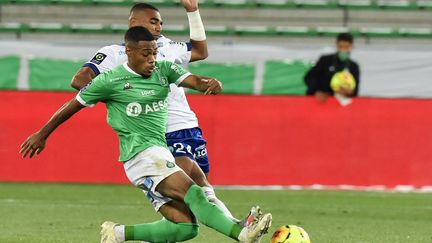 Le Stéphanois Arnaud Nordin au duel avec le Strasbourgeois Alexander Djiku lors du match aller (PHILIPPE DESMAZES / AFP)