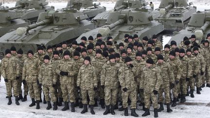 Des soldats ukrainiens lors d'une c&eacute;r&eacute;monie militaire &agrave; Jytomyr (Ukraine), le 5 janvier 2015. (VLADIMIR SHTANKO / ANADOLU AGENCY / AFP)