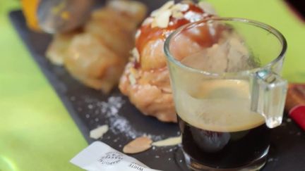 Le café gourmand est un concept de fin de repas qui connaît un étonnant succès. Les Français en commandent 750 millions par an. (FRANCE 2)