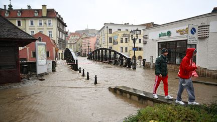 Des passants dans une rue de Klodzko, dans le sud-est de la Pologne, le 15 septembre 2024. (MACIEJ KULCZYNSKI / EPA / MAXPPP)