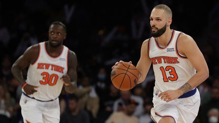 Evan Fournier (à droite) portant les couleurs de sa nouvelle équipe, les Knicks de New-York, lors d'un match de pré-saison contre les Pacers d'Indiana dans la mythique salle du Madison Square Garden. New York, 5 octobre 2021.&nbsp; (SARAH STIER / GETTY IMAGES NORTH AMERICA via AFP)