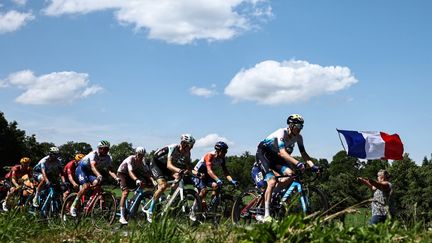 Les échappés sur la 9e étape du Tour de France entre Saint-Léonard de Noblat et le Puy de Dôme, le 9 juillet 2023. (ANNE-CHRISTINE POUJOULAT / AFP)