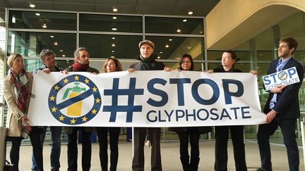 Des représentants des ONG opposées au glyphosate manifestent à Bruxelles (Belgique), le 23 octobre 2017. (OLIVER BECKHOFF / DPA / AFP)