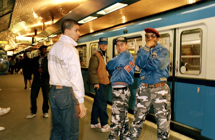 [Le crew du Pré-Saint-Gervais en 1988, ligne 2 Nation-Dauphine. De gauche à droite : Shuck One, Spark, Bost et Scox.] Marc Terranova&nbsp;: "C’est le crew du Pré-Saint-Gervais, une bande du nord-est parisien, des gars qui faisaient beaucoup de vandalisme par le tag et le graffiti. Là ils se rassemblaient pour aller taguer une rame de métro. Comme beaucoup d’autres à l’époque ils portent des pantalons militaires et des boucles de ceinture nameplates. Shuck One, à gauche, fait toujours partie du collectif de graffeurs Basalt Crew." (MARC TERRANOVA)