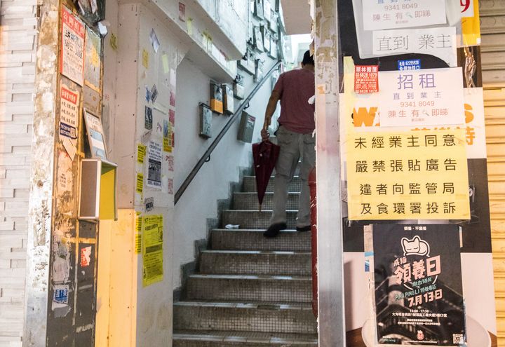 L'entrée de l'immeuble de l'appartement de la famille Cheung, à Hong Kong, le&nbsp;19&nbsp;juillet&nbsp;2019. (ELISE LAMBERT / FRANCEINFO)