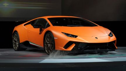 Une voiture de luxe de la marque lamborghini dans un salon automobile à Tokyo en juin 2017. Photo d'illustration. (KAZUHIRO NOGI / AFP)