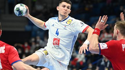 Le joueur français Aymeric Minne se prépare à tirer lors du match contre la Serbie dans le cadre du championnat d'Europe de handball à Szeged (Hongrie), le 17 janvier 2022.
 (ATTILA KISBENEDEK / AFP)