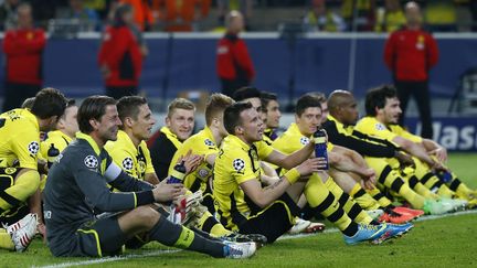 La joie des joueurs du Borussia Dortmund qui communient avec leur public apr&egrave;s leur victoire 4-1 sur le Real Madrid, le 24 avril 2013. (KAI PFAFFENBACH / REUTERS)