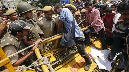 Des manifestants sont rassembl&eacute;s, le 22 avril 2013,&nbsp;&agrave; New Delhi&nbsp;(Inde) devant le si&egrave;ge de la police pour exprimer leur col&egrave;re apr&egrave;s le viol d'une petite fille de 5 ans. (ADNAN ABIDI / REUTERS)