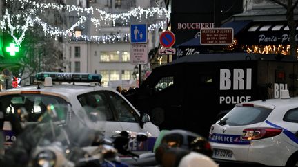 Un important dispositif policier déployé devant la rue d'Aligre en raison d'une prise d'otages.&nbsp; (ALAIN JOCARD / AFP)