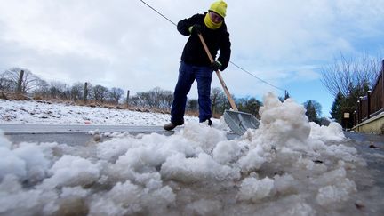 Un habitant de&nbsp;Wirwignes (Pas-de-Calais) tente d'enlever la neige&nbsp;abondante qui est tombée. (MAXPPP)