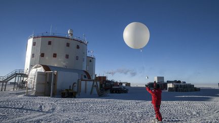 Un scientifique lance un ballon sonde près de la station scientifique franco-italienne Concordia, le 7 février 2013. (FRANCOIS LEPAGE / HANS LUCAS)