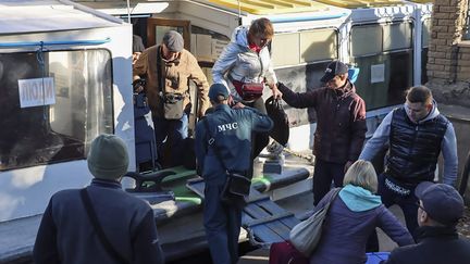 Des&nbsp;personnes évacuées de la région de Kherson (Ukraine) débarquent d'un bateau, le 19 octobre 2022 (image extraite d'une vidéo diffusée par l'administration d'occupation). (MAXPPP)