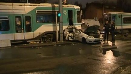 capture d'&eacute;cran - le 22 d&eacute;cembre 20136 - accident entre un tramway et une voiture &agrave; Saint-Denis (Seine-Saint-Denis) (BFMTNV / FRANCETV INFO )