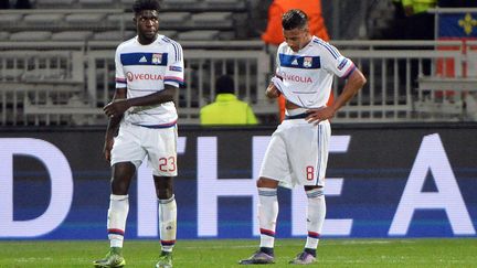 Samuel Umtiti et Corentin Tolisso cherchent les solutions (STEPHANE GUIOCHON / MAXPPP)