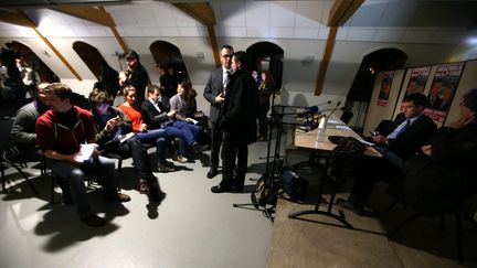 La conf&eacute;rence de presse du Premier ministre Manuel Valls est interrompue par une coupure de courant, mardi 27 janvier 2015 &agrave; Audincourt (Doubs).&nbsp; (MAXPPP)