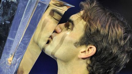 La joie du tennisman suisse Roger Federer apr&egrave;s sa victoire au Masters de Londres, face au Fran&ccedil;ais Jo-Wilfried Tsonga, le 27 novembre 2011. (TOBY MELVILLE / REUTERS)