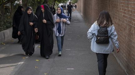 A young woman walking without a veil in the streets of Tehran (Iran), November 2, 2023. (illustrative photo) (MORTEZA NIKOUBAZL / AFP)