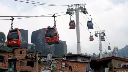 Le m&eacute;trocable de Medellin (Colombie), photographi&eacute; depuis un quartier pauvre, le 18 novembre 2008.&nbsp; (RAUL ARBOLEDA / AFP)