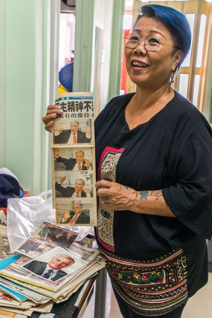 Ivy Lai dans son appartement à&nbsp;Sham Shui Po, le 17 juillet 2019. (ELISE LAMBERT / FRANCEINFO)