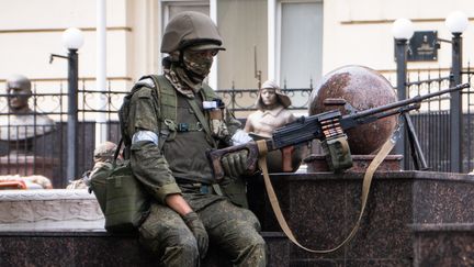 Un membre de la milice Wagner tient une position à Rostov-sur-le-Don (Russie), le 24 juin 2023. (ROMAN ROMOKHOV / AFP)