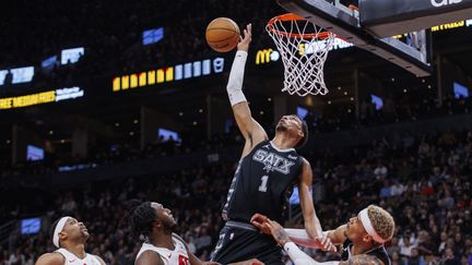 L'intérieur des Spurs Victor Wembanyama a survolé la rencontre face aux Toronto Raptors, le 12 février 2024 à Toronto (COLE BURSTON / GETTY IMAGES NORTH AMERICA)