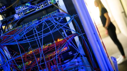 A server cabinet with flashing lights and cables is on display at the state criminal police office of Lower Saxony, April 30, 2024. (JULIAN STRATENSCHULTE / AFP)