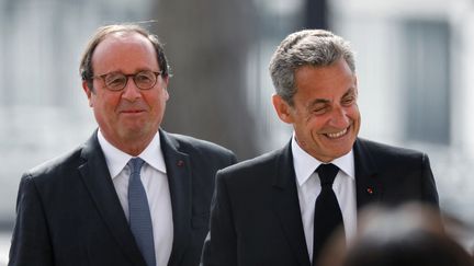 Les anciens présidents François Hollande et Nicolas Sarkozy, à Paris, le 8 mai 2020. (CHARLES PLATIAU / POOL / AFP)