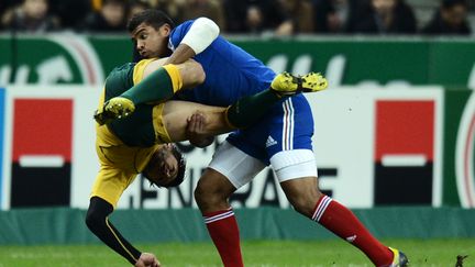 Wesley Fofana renverse Adam Ashley-Cooper lors de la victoire de l'&eacute;quipe de France de rugby contre l'Australie, le 10 novembre 2012 au Stade de France.&nbsp; (FRANCK FIFE / AFP)