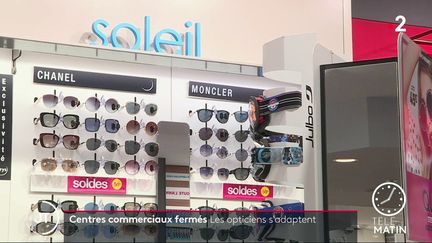 Depuis dimanche, les centres commerciaux de plus de 20 000m² sont fermés. (France 2)