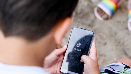 TikTok va limiter l'accès de son réseau social aux mineurs. (photo d'illustration) (JENS KALAENE / DPA-ZENTRALBILD)