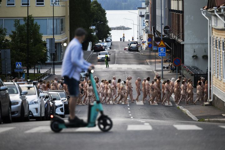 Un millier de personnes posent nues à Kuopio, dans le centre de la Finlande, pour le photographe Spencer Tunick, le 15 juillet 2023. (MATIAS HONKAMAA / LEHTIKUVA / AFP)