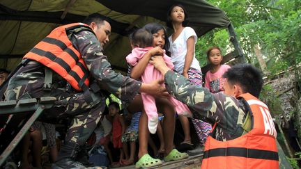 Le typhon Noul s'abat sur le Nord des Philippines