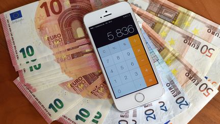 L'application calculette d'un smartphone. (JENS KALAENE / AFP)