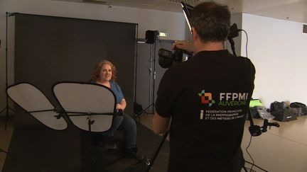 Après la coiffure et la manucure, les participantes ont droit à une séance photo avec un professionnel de l'image. (P. Franco / France Télévisions)