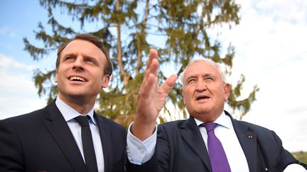 Emmanuel Macron et Jean-Pierre Raffarin, à Montmorillon, le 28 avril 2017. (GUILLAUME SOUVANT / AFP)