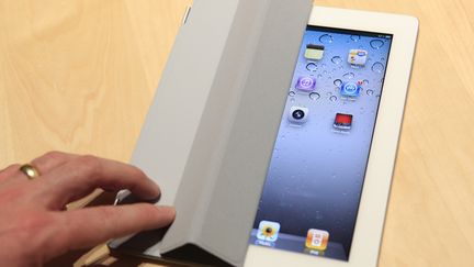 Un iPad 2 &eacute;quip&eacute; d'une Smart cover, &eacute;tui&nbsp;&agrave; fixation magn&eacute;tique. (BECK DIEFENBACH / REUTERS)