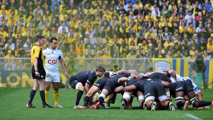 Clermont et les Saracens s'affrontent en demi-finale de la Coupe d'Europe de rugby, le 18 avril 2015 &agrave; Saint-Etienne.&nbsp; (THIERRY ZOCCOLAN / AFP)