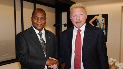 Le tennisman Boris Becker avec le président centrafricain Faustin Touadera, le 27 avril 2018 à Bruxelles. (AFP/IRLE MOSER RECHTSANWALTE)