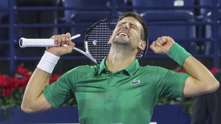 Novak Djokovic célèbre sa victoire lors du premier tour du tournoi de Dubaï, le 21 février 2022.&nbsp; (KARIM SAHIB / AFP)