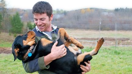 Quand les humains et les chiens se regardent dans les yeux, leurs niveaux d'ocytocine augmentent. (ANNE LOUISE MACDONALD OF HUG A HORSE FARM / FLICKR RF / GETTY IMAGES)